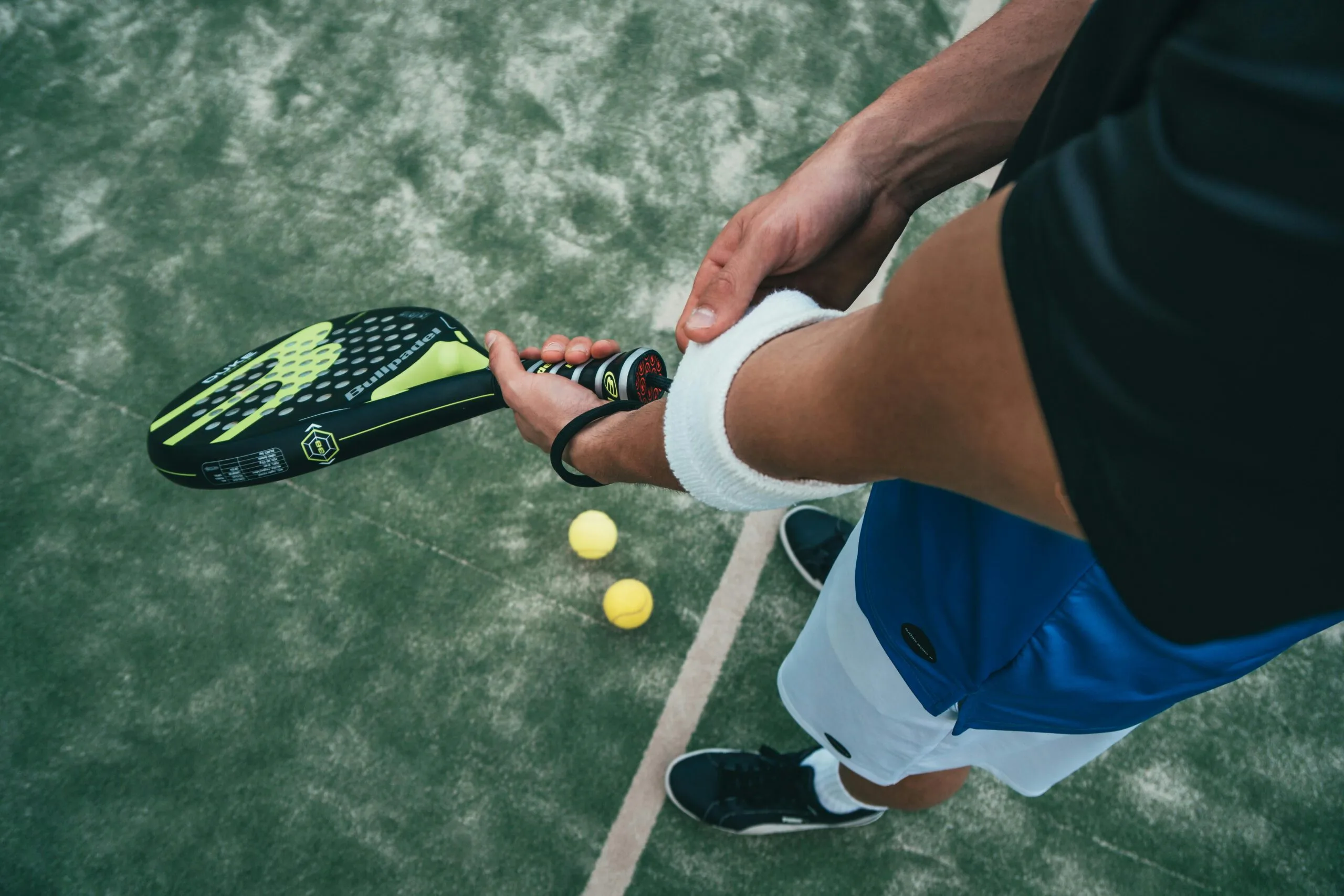Nahaufnahme eines Padel-Schlägers mit Ball – Padeltraining in Ahaus